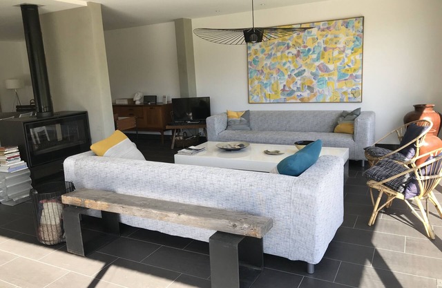 Architect-designed house on large landscaped plot 2 steps from beaches