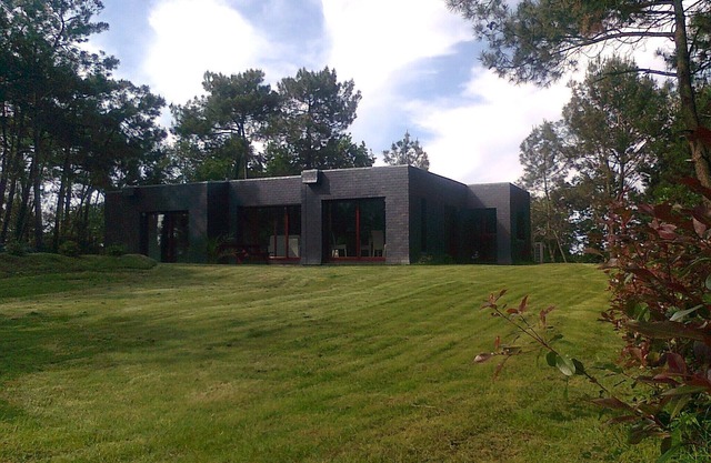 Architect house on the banks of the Auray river on 2000 m2 of pine forest
