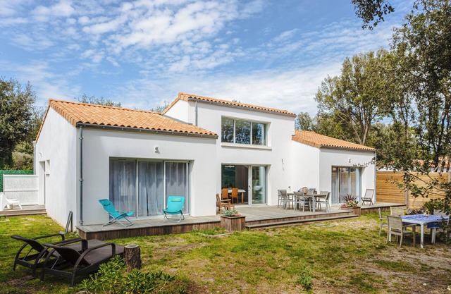Architect's Villa 800m from the Sea – Comfort, Nature, and Serenity in Oléron, with Terrace Garden