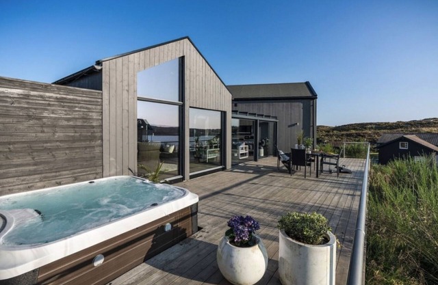 ARCHITECTER-DESIGNED CABINET V/LARGE SEA WITH OUTDOOR JACUZZI
