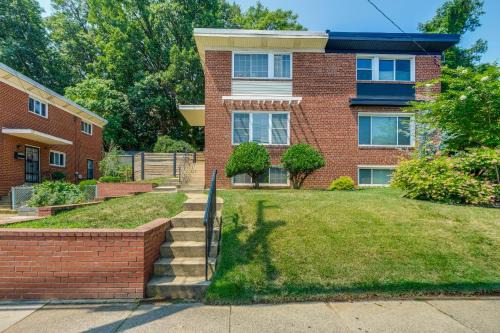 Arlington Townhome with Furnished Patio!
