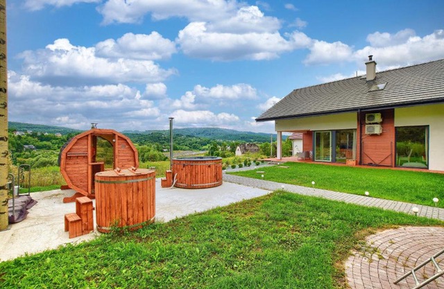 ArPioNa dom nad jeziorem z jacuzzi, sauną i placem zabaw