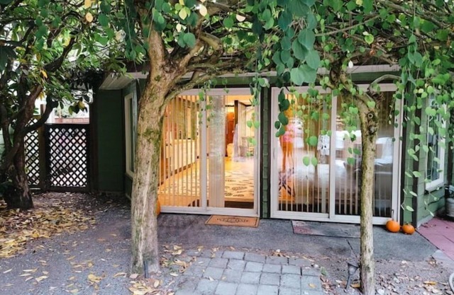 Art Deco 2 BD Private House w/Large Outdoor space