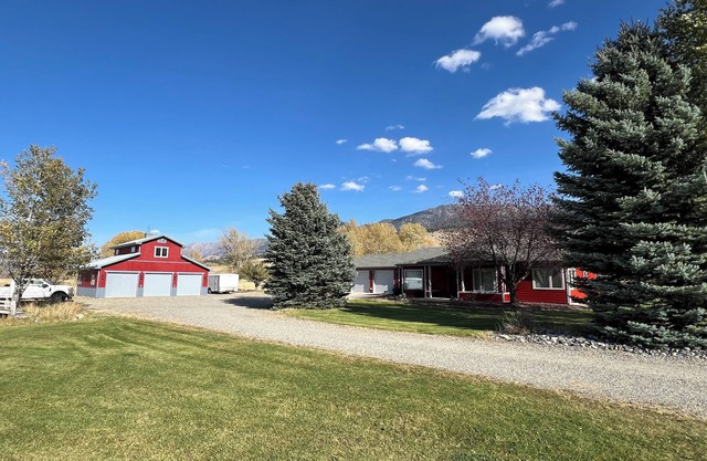 Art Lover’s Retreat in Scenic Pray, MT