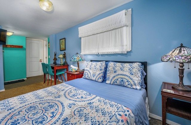 Art Nouveau Room Large room decorated in the Art Nouveau style with FULL-size bed, en suite bathroom.FREE breakfast. Sleeps 2.