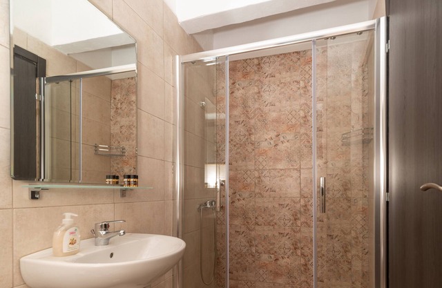 Artemis -Traditional stone built studio apartment