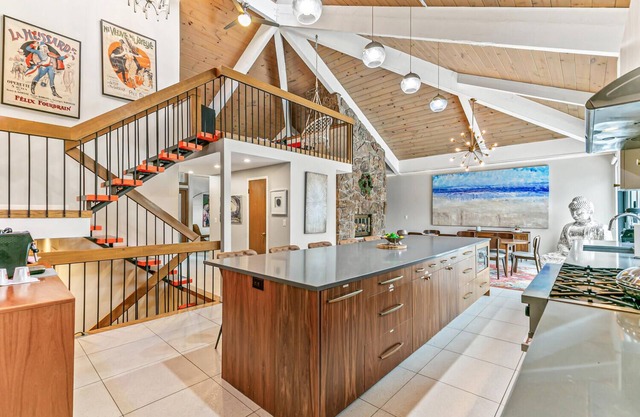Artful Stay: Spacious Smart Home with LED Art - 10+