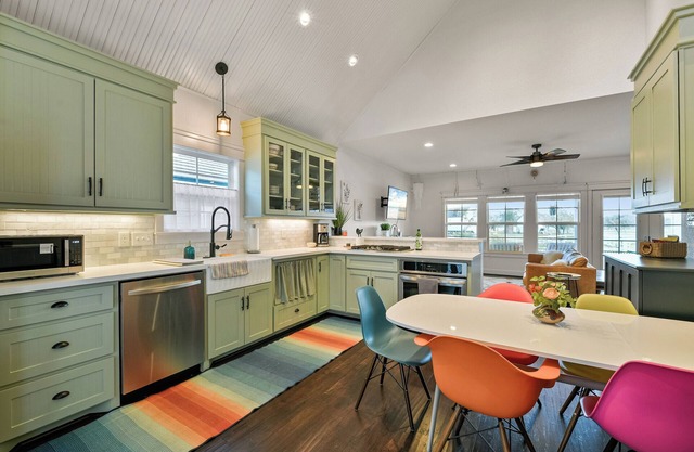 Artistic & Charming 2-bedroom house on quiet lake near NASA and Galveston