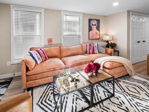 Arts District Walk to Restaurants, Bars Sleeps 8 -Tillman