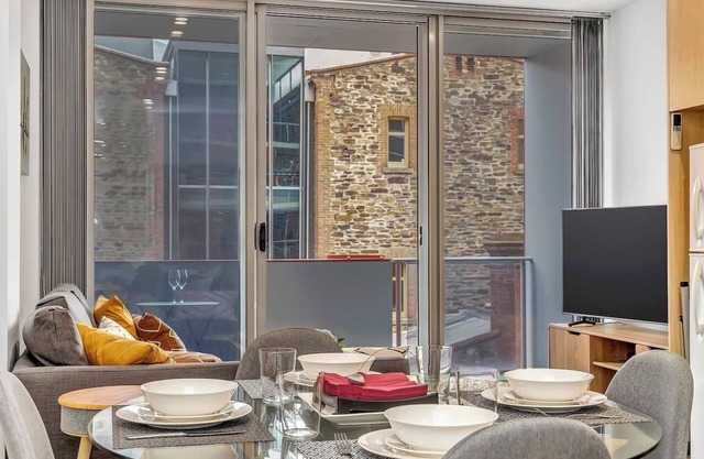 Artsy at East End A Modern Inner city Retreat