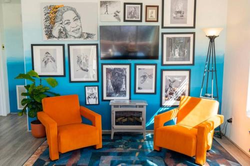 Artsy Half-House, Walk to Hiking Trails &Wine Bars! Yard, Firepit
