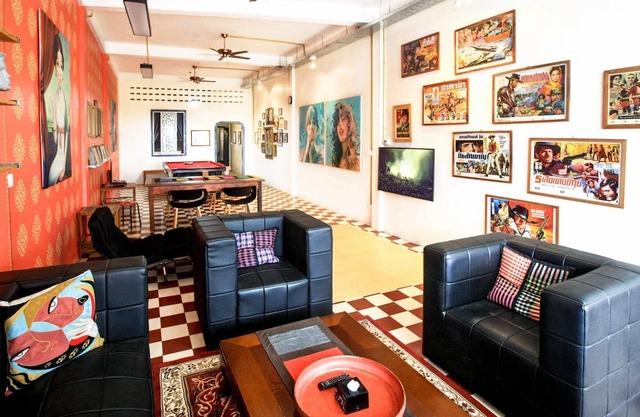 Arty and modern 3 bedrooms house. Family or group of friends are welcome.