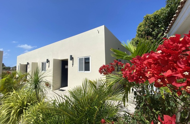 Aruba IXORA A3 - Kinikini Suite, 1-bdrm, sleeps 3, 7 minutes drive to the beach
