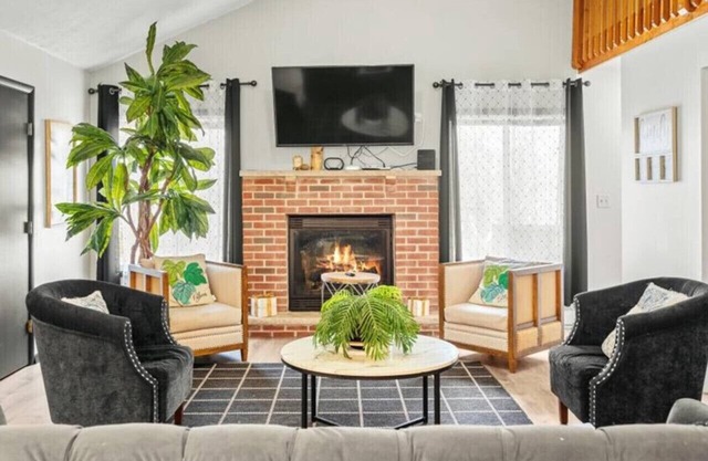 As part of the Emerald Lakes community, you'll have access to numerous amenities to enhance your stay.