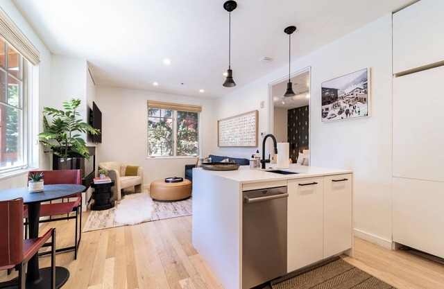 Aspen Hideaway by AvantStay | Walk to Aspen, Near Slopes + Pool & Hot Tub Access