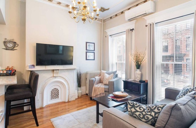 ASTONISHING 1 BEDROOM PARLOR, WELL APPOINTED, -SOUTH END BOSTON -BEST LOCATION