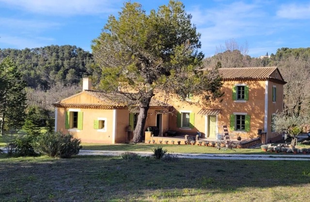 At the foot of the Abbey of Saint-Hilaire on the bucolic road to Bonnieux