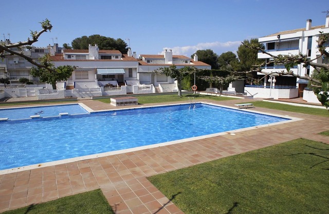 AT018 TORREMUNTS: Equipped apartment, with pool and wifi, 250m from the beach