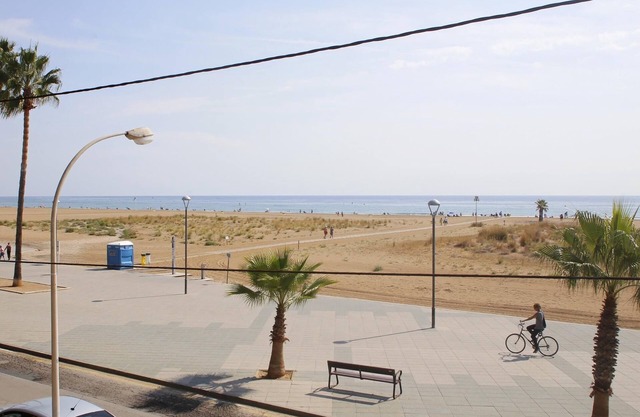 AT019 LES PALMERES: Apartment overlooking the beach. Communal swimming pool.