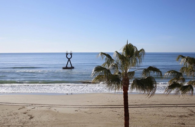 AT173 BAIX A MAR: 2 bedroom apartment on the seafront