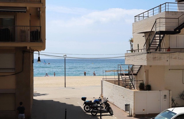 AT174 BAIX A MAR: Tree bedroom apartment a few meters from the beach