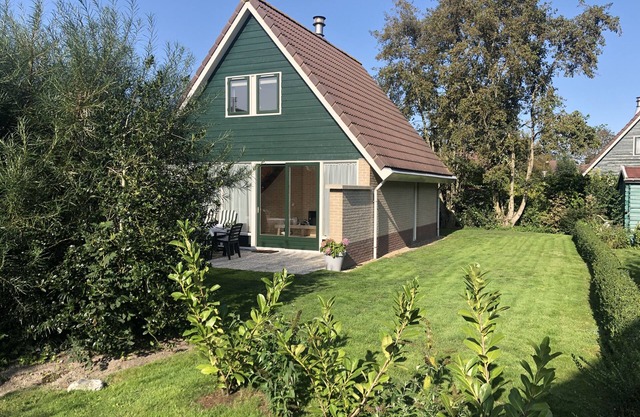 Attractive vacation home near beach with fireplace, nice kitchen, shared pool