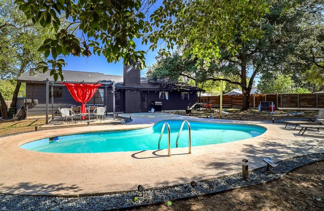 ATX Oasis retreat - pool, hot tub, games & more! Trendy modern setup.