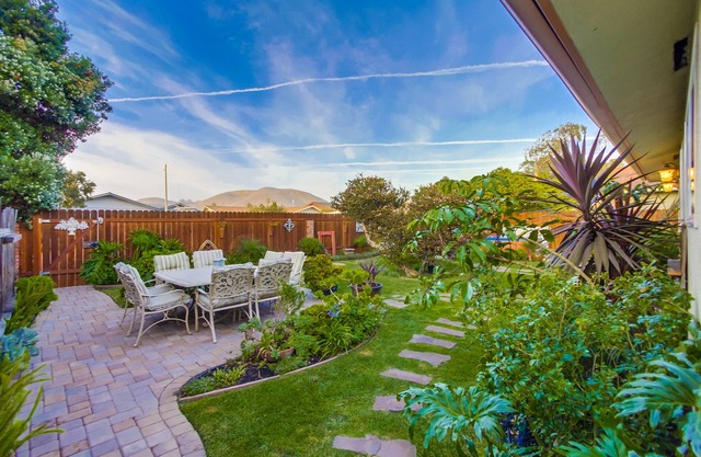 AUG 4 - 14 NOW OPEN! Gorgeous Home, Walk to Beach, Backyard Sanctuary, Dogs ok,