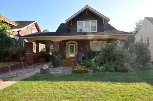 Aunt Bea's Bungalow - Pet Friendly - Hot Tub - Screen Porch - Wifi - Fenced Yard - King Bed - Town