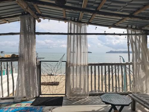 Aura Bluewave Seaview Homestay and Mini Beach Cafe