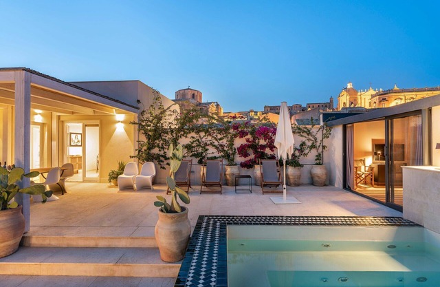Aurispa - Amazig apartment with minipool on the terrace in the historical center of Noto, Sicily