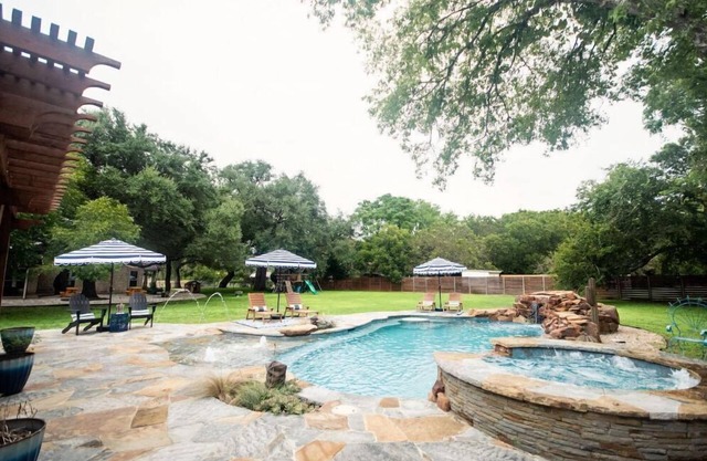 Austin Getaway! Private Pool, Playscape, Firepit, & more!