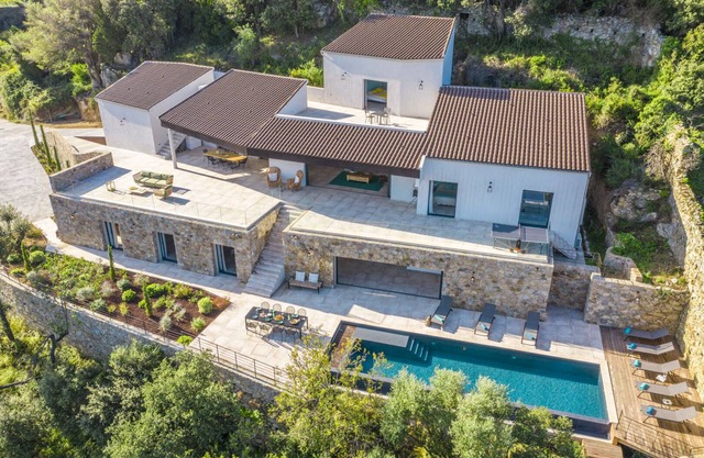 Authentic, luxurious architect-designed villa 350m2 with swimming pool 30 mns from Calvi