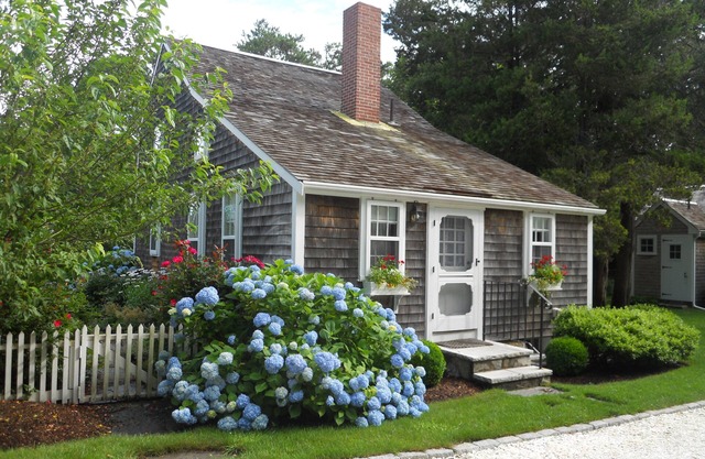 Authentic Cape Cod Saltbox - Antique home with modern conveniences