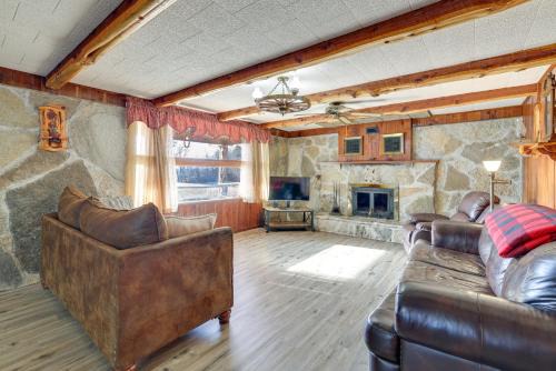 Authentic Log Cabin in Pineville about 2 Mi to River!