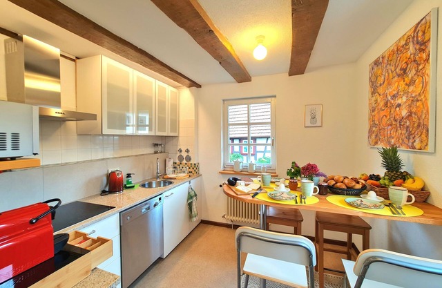 AVAHOME: HOUSE for 16 PEOPLE in the middle of CANDEL, WLAN, NETFLIX, KITCHEN, PARKING SPACES