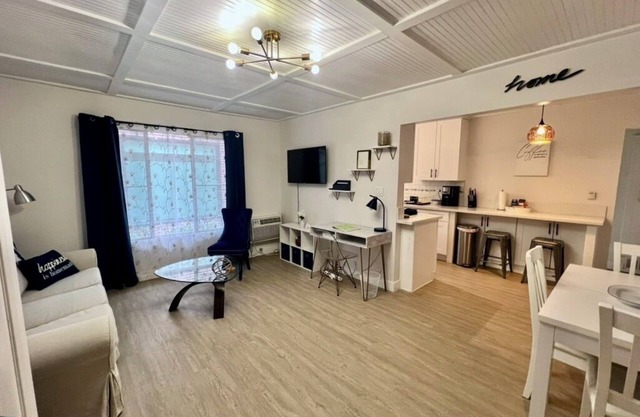 Available June 13th Weho 1+1 - Walk to Cedars-Sinai and Melrose Place