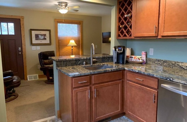 Avalon Guest House -1 BR, 1 Bath, Full Kitchen, 1st Floor LaundrynPark by Door.