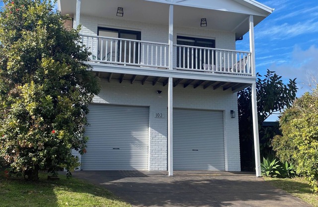 Avenues gorgeous home 4 🛏️ 2 🛁 King bed AC wifi games room pets 👍 BBQ.
