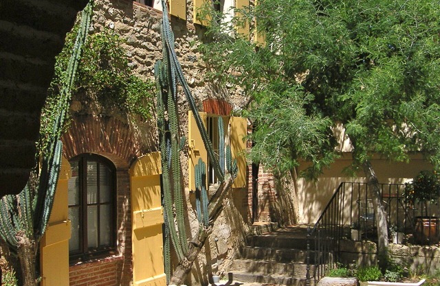 Award-winning Character Holiday Apartment in a Catalan Farmhouse ("Granados")