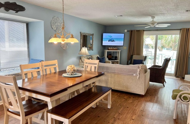Awesome gulf view, gated resort, 2 pools, pickle ball/tennis, beach chairs incl.