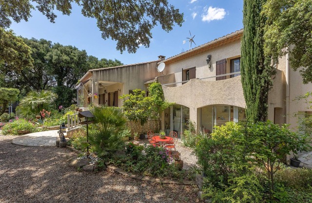 Awesome home in Bédarrides