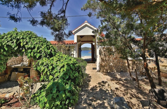 Awesome home in Drvenik Mali