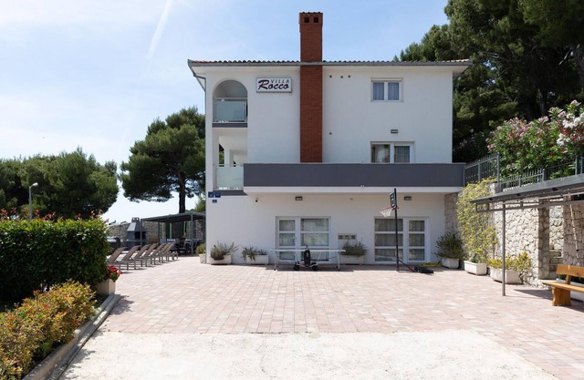 Awesome home in Duce with kitchen