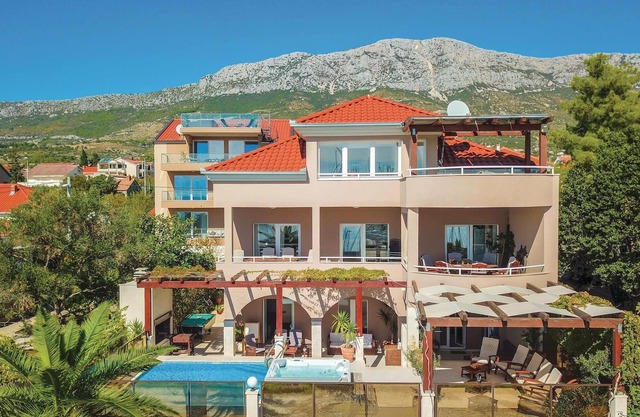 Awesome home in Kastel Gomilica