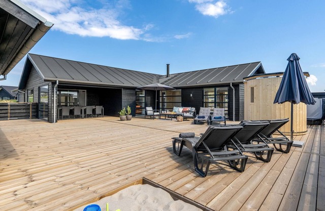 Awesome home in Hvide Sande with sauna