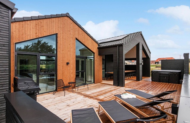 Awesome home in Løkken with sauna