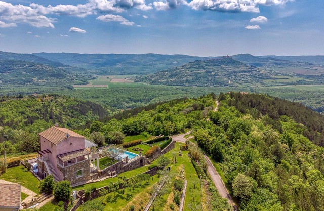 Awesome home in Pasini with kitchen