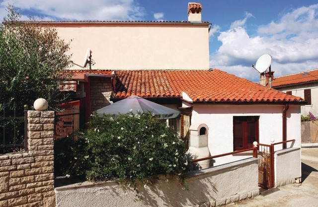 Awesome home in Pula with kitchen