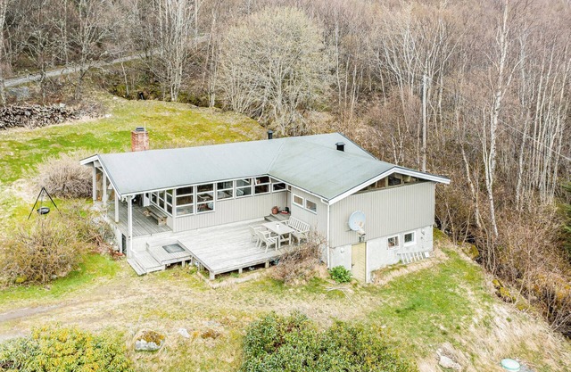 Awesome home in Vatne with WiFi